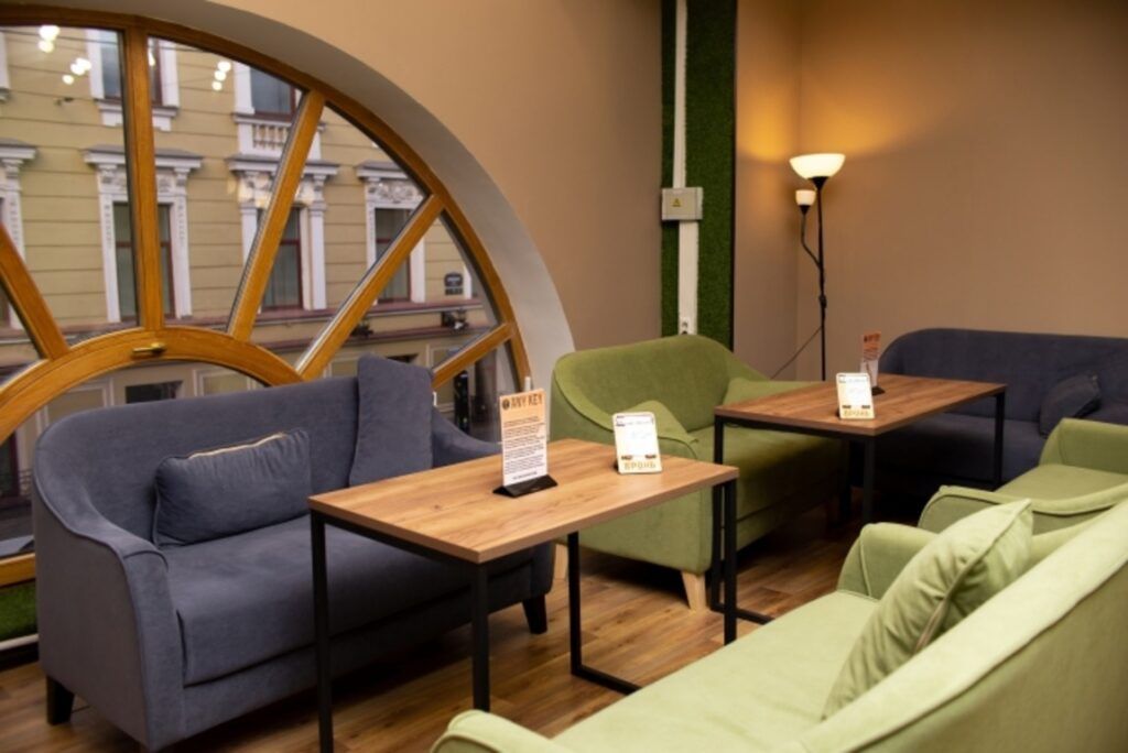 Вместо офиса и дома — комфортные и стильные рабочие пространства, где только вы, тишина и ноутбук. Ну и еще пара-тройка горящих дедлайнов, куда же без них. Питер Online составил подборку мест, где можно спокойно поработать, устроить совещания, провести занятия и подготовиться к экзаменам.