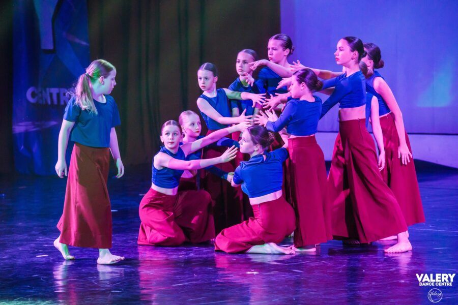 Освоить уличный хип-хоп, избавиться от скованности и стеснения, научиться чувствовать музыку, развить гибкость и стать настоящей звездой танцпола — 15 танцевальных студий для детей в Петербурге, где есть опытные и талантливые хореографы, уютная атмосфера и индивидуальный подход. От современного и энергичного брейк-данса до изящного и грациозного классического балета.