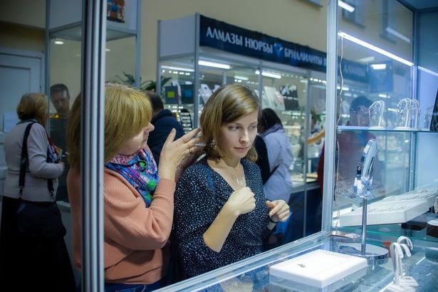 На выставке происходит погружение в историю празднования Нового в России и СССР в разное время. Тут представлены интересные композиции елочных игрушек, сделанные в СССР с 1935 года 1970-е, которые предоставили увлеченные праздником петербуржцы.