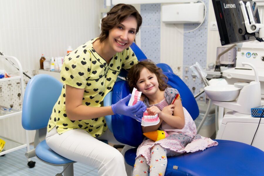 Современный интерьер клиники Euromed Kids с европейским дизайном и детской игровой зоной