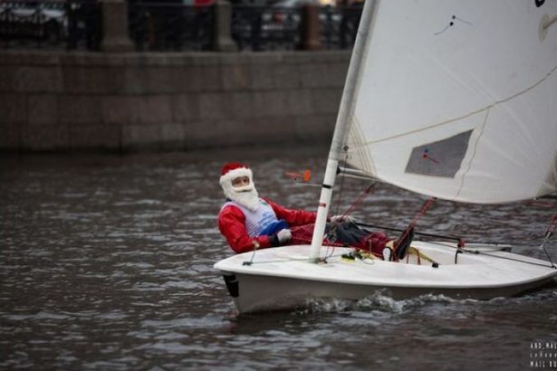 Замерзшие реки? Конец навигации? Нет, не слышали. Уже в ближайшие выходные в городе на Неве произойдет редкое для зимы событие – Новогодняя парусная регата. Петербуржцы своими глазами смогут увидеть, как десятки красавиц-яхт с яркими парусами промчатся по Фонтанке в захватывающей гонке. Праздничного настроения добавит настоящий морской Дед Мороз, который будет управлять одним из парусников.