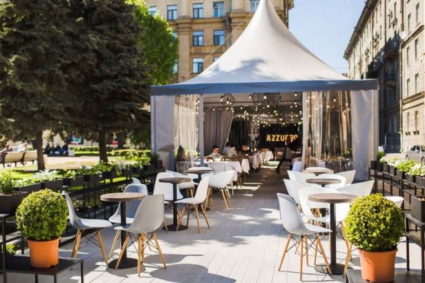 В сквере на Большом проспекте появилось симпатичное Azzurro Café – проект расположился на месте бывшего «Повари». Создатели нового заведения – Zimaleto Group – сделали главной идеей места классику итальянской кухни и большие честные порции. Размером и качеством они сполна оправдывают свою, на первый взгляд, не низкую цену: например, 420 рублей за карбонару или 510 рублей за ризотто Миланезе.&nbsp;