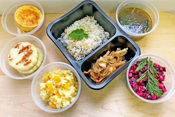 Эля – мама троих детей с диагностированной непереносимостью глютена. Оказалось, что ни в садике ни в школе, куда ходят её дети нет аллергостола. Тогда Эля и решила создать собственное производство гипоаллергенных продуктов&nbsp;«ЭкоСфера».&nbsp;Открылось производство в апреле, и сейчас уже есть ассортимент и постоянные покупатели. Эля буквально спасает жизнь некоторым из них.