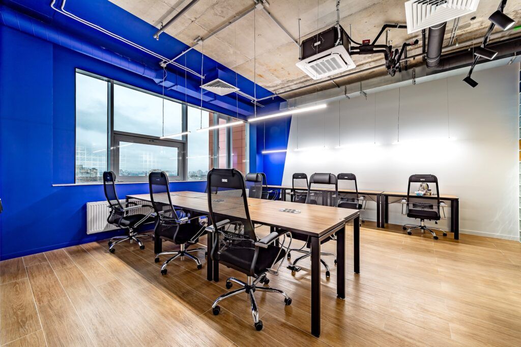 Вместо офиса и дома — комфортные и стильные рабочие пространства, где только вы, тишина и ноутбук. Ну и еще пара-тройка горящих дедлайнов, куда же без них. Питер Online составил подборку мест, где можно спокойно поработать, устроить совещания, провести занятия и подготовиться к экзаменам.