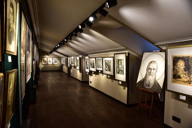 Готовы к уникальному сочетанию культурных мероприятий, живой музыки и гастрономического удовольствия? Арт-пространство «Фабрика» на Обуховской Обороны — это место, где каждый день происходит что-то интересное. Концерты, выставки, театральные постановки и мастер-классы — всё это ждёт вас в атмосфере творчества.