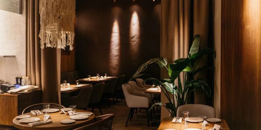 Собрали 15 новых мест Петербурга, которые открылись с осени 2025 по весну 2026: рестораны с авторской кухней на огне, необычные бары, музеи в исторических особняках и креативные пространства на бывших заводах.