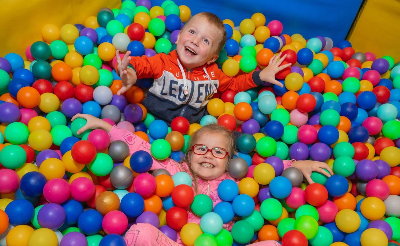 Где в Петербурге найти идеальное место для детского досуга, чтобы ребенок не просто развлекся, но и получил яркие впечатления? PITER.NOW подготовил актуальную подборку интерактивных развлекательных центров Северной столицы с батутами, лабиринтами, игровыми автоматами и даже научными экспериментами. Каждый центр предлагает уникальные активности, где маленькие непоседы смогут выплеснуть энергию, а родители — отдохнуть или присоединиться к веселью.