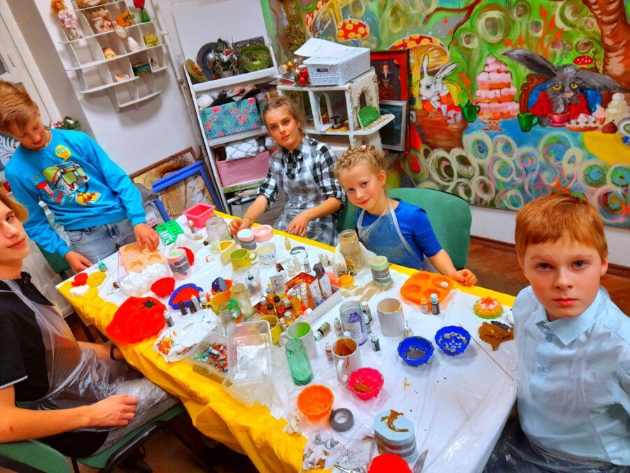 От создания фигурок из глины до изучения робототехники, от мастерства в живописи до секретов кулинарии – в городе на Неве дети могут погрузиться в увлекательный мир мастер-классов по самым разным направлениям, интересам и возрастам. Питер Online собрал 30 мастер-классов для детей в Санкт-Петербурге, которые не только помогут развить и раскрыть творческие способности, но и приобрести новые навыки, а главное – весело провести время и получить массу положительных эмоций.