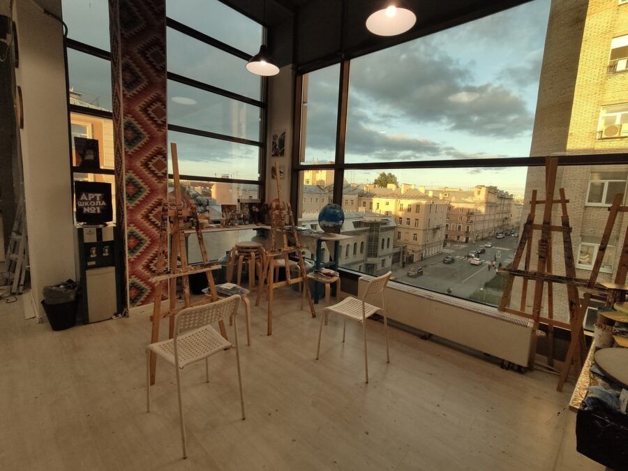 Когда прогулки по городу и вечера с роллами и фильмами надоели, пригласите свою вторую половину на творческий мастер-класс. Вместе вы нарисуете интерьерную картину, слепите глиняную посуду, разучите танец и сварите собственную шоколадную плитку. Читайте подборку, чтобы узнать обо всех мастер-классах, где можно интересно провести время и признаться в чувствах.