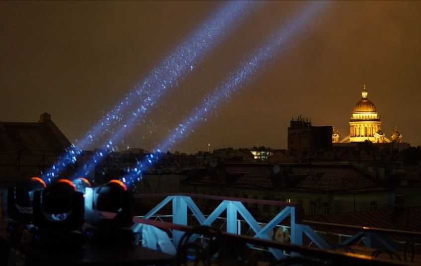 В ночь с 20 на 21 мая небо в разных частях Санкт-Петербурга пронзили разноцветные лучи света. Необычное событие могли видеть жители Василеостровского, Адмиралтейского, Приморского, Курортного, Петродвордорцового и других районов города.&nbsp;