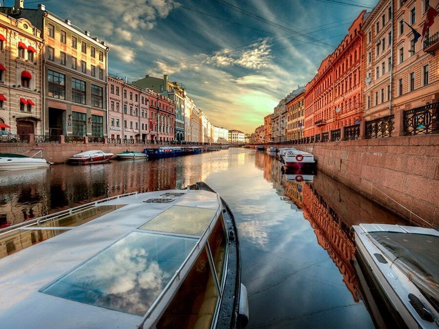Теплоход на развод мостов, метеор в Петергоф, прогулки по крышам и мистические экскурсии — 15 маршрутов для незабываемого летнего Петербурга.