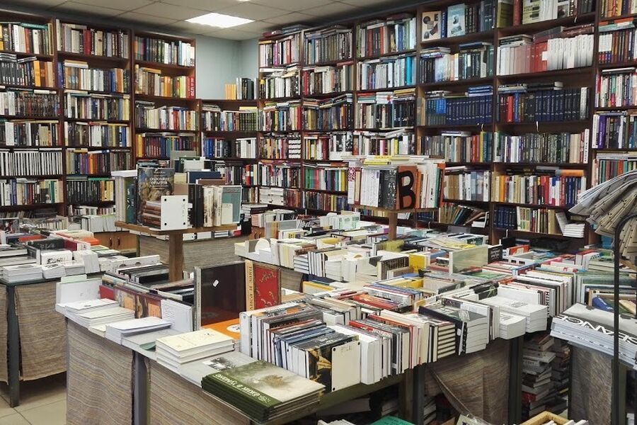 Интерьер книжного магазина Порядок слов на набережной Фонтанки с плотно заставленными книжными полками и особой атмосферой интеллектуального пространства