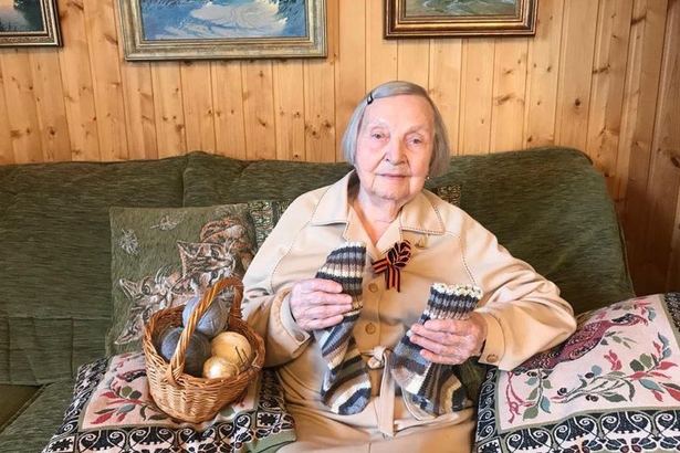 На поддержку семьям врачей участницу боёв за Сталинград вдохновил Томас Мур, 100-летний ветеран из Великобритании, который собрал 30 млн фунтов стерлингов на борьбу с пандемией. И, если он обещал обойти свой дом сто раз, то наша бабушка освоила социальные сети, чтобы рассказывать зрителям истории из своего прошлого, когда она была зенитчицей-наводчицей.
