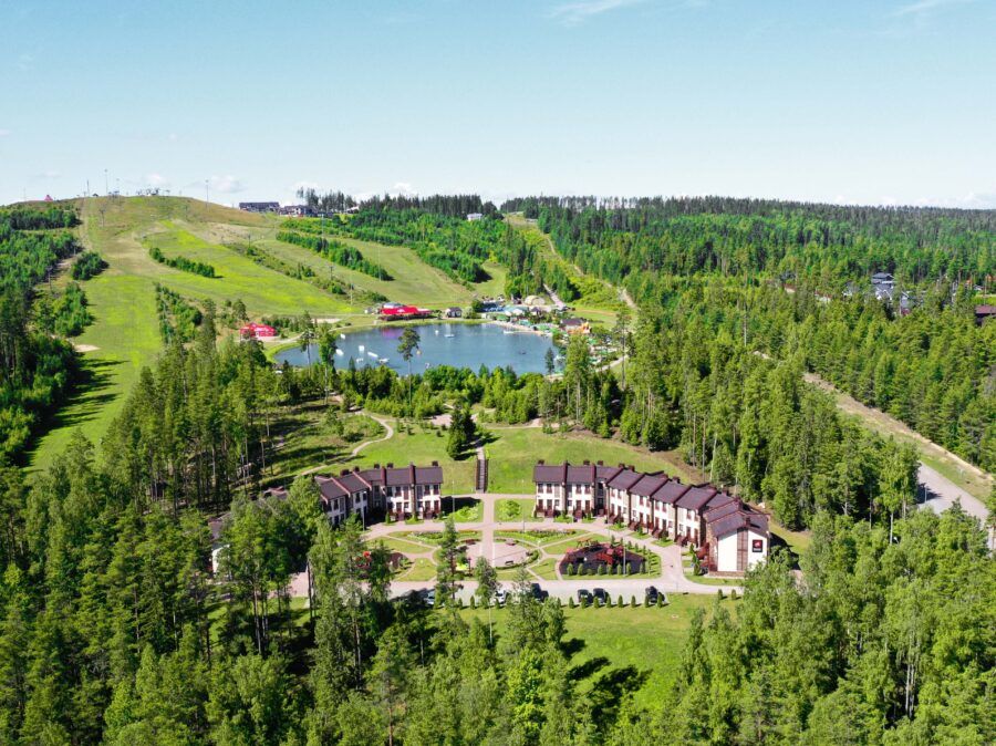 Средневековый городок с велнес-зоной, дворянская усадьба XIX века с шестью видами саун и открытым бассейном, загородный клуб с услугами ароматерапии и баней «по-черному». Питер Online собрал список из 15 лучших спа-курортов под Петербургом, где можно расслабиться и восстановить силы в хаммаме, побаловать себя медовым массажем, насладиться тишиной и спокойствием, прекрасными видами и чистейшим лесным воздухом.