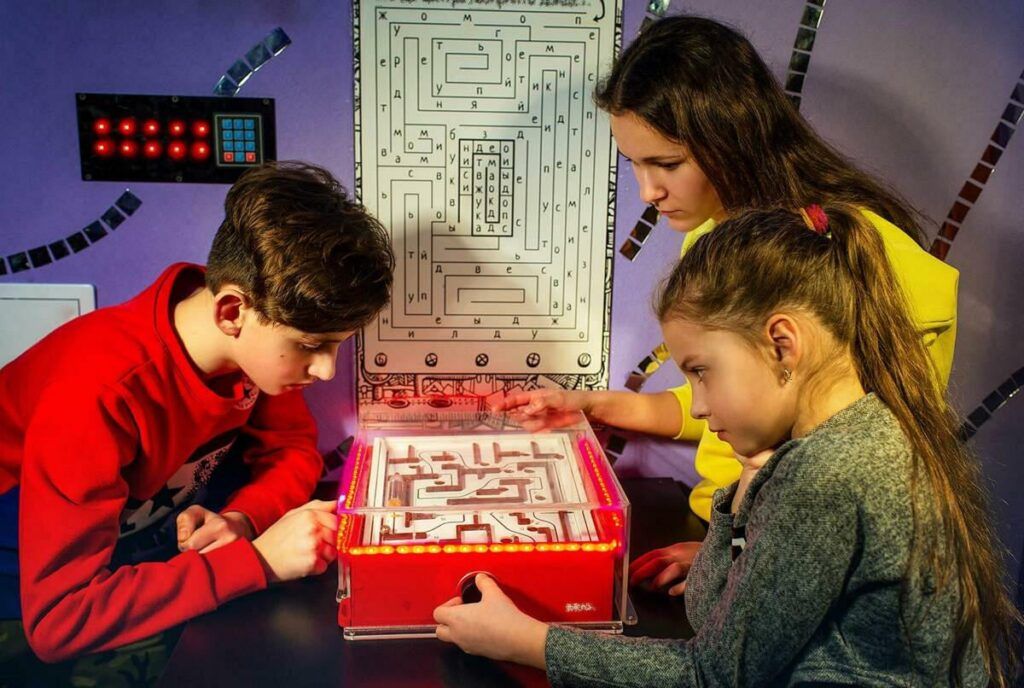 В Санкт-Петербурге представлено множество захватывающих приключенческих детских квестов, которые подарят детям незабываемые приключения. Детские квесты в СПб предлагают тематические комнаты, интерактивные задания и сложные головоломки. Независимо от возраста вашего ребенка, вы найдете здесь идеальный способ весело провести время и погрузиться в атмосферу приключений.