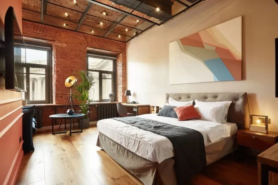 Wynwood Hotel в Санкт-Петербурге - интерьер в стиле лофт с кирпичными стенами, граффити и видом на Казанский собор