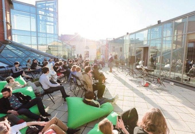 u041du0430 u043au0440u044bu0448u0435 u041du043eu0432u043eu0439 u0441u0446u0435u043du044b u0410u043bu0435u043au0441u0430u043du0434u0440u0438u043du0441u043au043eu0433u043e u0442u0435u0430u0442u0440u0430 u043fu0440u043eu0447u0438u0442u0430u044eu0442 u0441u0442u0438u0445u0438