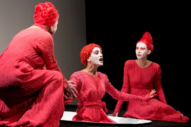 24 августа в Петербурге зрители смогут посмотреть спектакль сидя на крыше с видом на Финский залив. «Монологи вагины» от&nbsp;Театро Ди Капуа —&nbsp;это трепетная, но пронзительная история о внутренней свободе. «Мы совместим поход в театр и чистоту воздуха.&nbsp;Если вы не видели "Монологи Вагины" — обязательно сходите. Не видеть их хоть раз — вопиюще несовременно!» — комментируют событие организаторы.