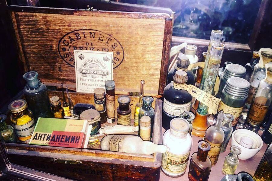 Историческое здание аптеки доктора Пеля с витринами и стильным оформлением