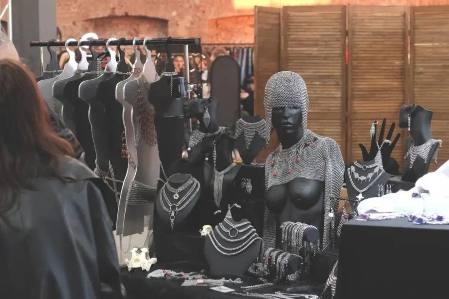 10 и 11 октября в Петербурге в культурном пространстве «Брусницын» в пятый раз пройдёт фестиваль концептуального искусства и стиля «Абрадакабра». Это первый в России фестиваль со строгим отбором участников, объединяющий художников и бренды, работающих в авангардном направлении. В этом году на одной площадке соберутся более 50 участников, а программа рассчитана сразу на два дня.