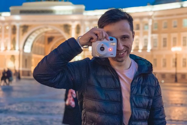 Instax mini 11: u0442u0435u0441u0442 u043du043eu0432u043eu0439 u0444u043eu0442u043eu043au0430u043cu0435u0440u044b u0431u044bu0441u0442u0440u043eu0439 u043fu0435u0447u0430u0442u0438 u0432 u0443u0441u043bu043eu0432u0438u044fu0445 u041fu0435u0442u0435u0440u0431u0443u0440u0433u0430