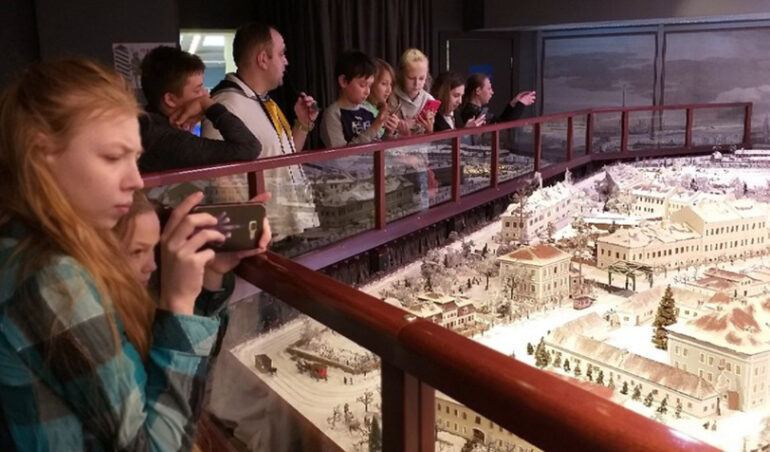 Познакомьтесь с удивительным миром Петербурга XVIII века в музее-макете «Петровская Акватория». Этот музей, находящийся в центре города, впечатляет своим огромным макетом масштаба 1:87, который занимает более 500 квадратных метров. В нем представлены не только здания в миниатюре, но и водные пространства.