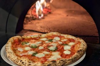 Римские пиццерии с 72-часовой ферментацией — от бюджетной Crispy Pizza за 1000 ₽ до дворцового Il Lago dei Cigni за 4850 ₽.