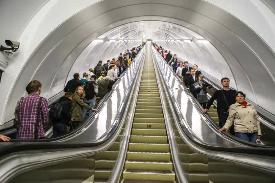 Знаете ли вы, что 10% площади Санкт-Петербурга покрыто водой, а коллекция Эрмитажа настолько огромна, что на её просмотр понадобится 8 лет вашей жизни? Эти и другие поразительные факты о самом европейском городе России ждут вас в нашем солнечном путеводителе.