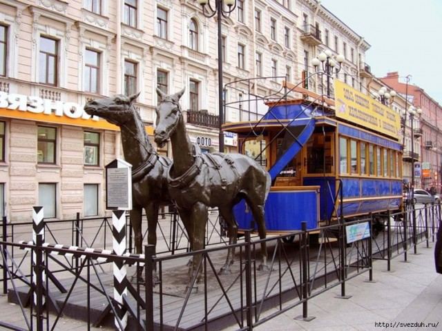 Бронзовый Остап Бендер с папкой компромата у стула с бриллиантами — и десятки других необычных, мистических скульптур Петербурга.