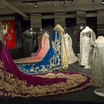 Пять городских площадок, рассказывающих историю русской моды на примере костюмов простых горожан, парадных одеяний властительных императриц и сценических нарядов актрис театра. Есть здесь и вовсе уникальные пространства: например, единственный в России Музей Веера.