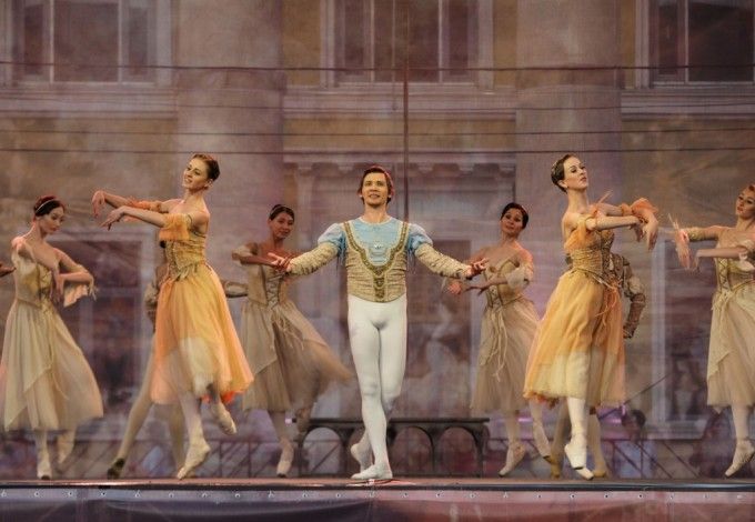 u0412 u043fu0430u0440u043au0435 300-u043bu0435u0442u0438u044f u041fu0435u0442u0435u0440u0433u043eu0444u0430 u043fu043eu043au0430u0436u0443u0442 u0431u0430u043bu0435u0442u043du043eu0435 u043fu0440u0435u0434u0441u0442u0430u0432u043bu0435u043du0438u0435