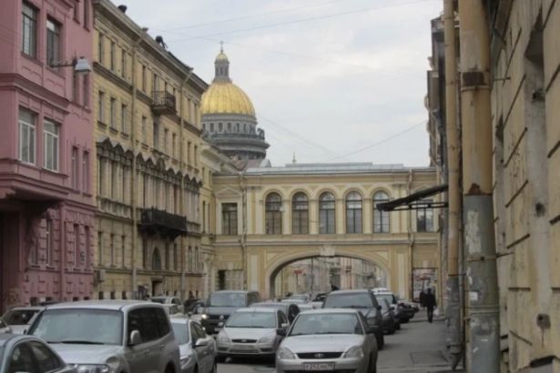 Историческое здание Главпочтамта продано за 1,5 млрд рублей. Новый владелец планирует создать гастрономический кластер и общественное пространство.