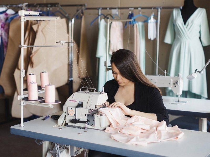 Изысканный интерьер ателье-бутика Натальи Смирновой с элегантными моделями одежды и образцами тканей