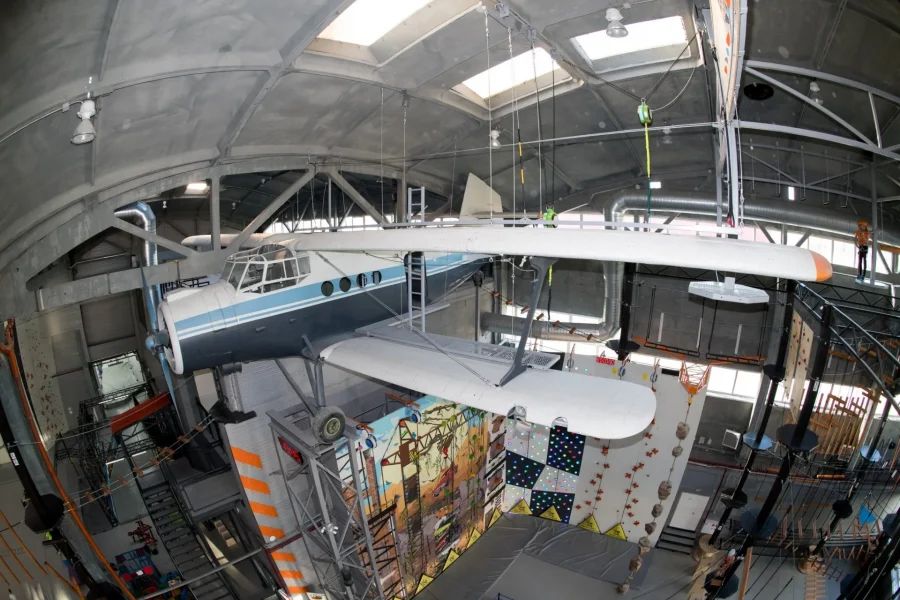 Интерьер веревочного парка Энергия Высоты с самолетом под потолком