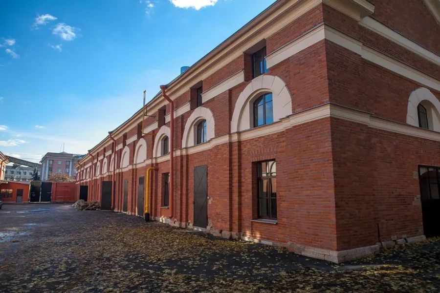 Исторические Хлебные амбары на набережной Обводного канала - старинные кирпичные здания XIX века, которые раньше использовались для хранения и торговли зерном