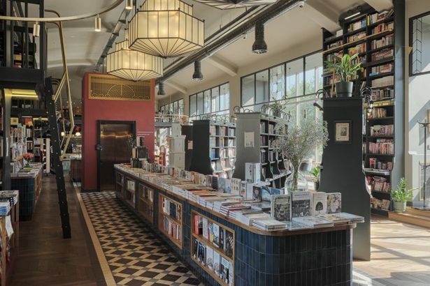 Откройте для себя 7 атмосферных книжных магазинов Петербурга — от легендарных «Подписных изданий» до букинистической «Академии». Места, где книги не просто продают, а создают особую литературную вселенную с характером и душой города.