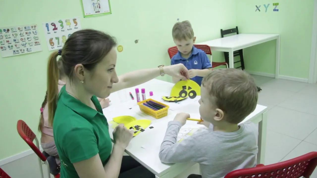 Педагог и дети рисуют на занятии английским в центре Полиглотики
