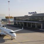 Элитный отдых в ожидании рейса, регистрация без очередей и личный трансфер к самолету — всё это лишь видимая часть премиального сервиса в Пулково. За неприметными дверями бизнес-терминала скрывается особый мир привилегий и комфорта, доступный избранным пассажирам и гостям Санкт-Петербурга.