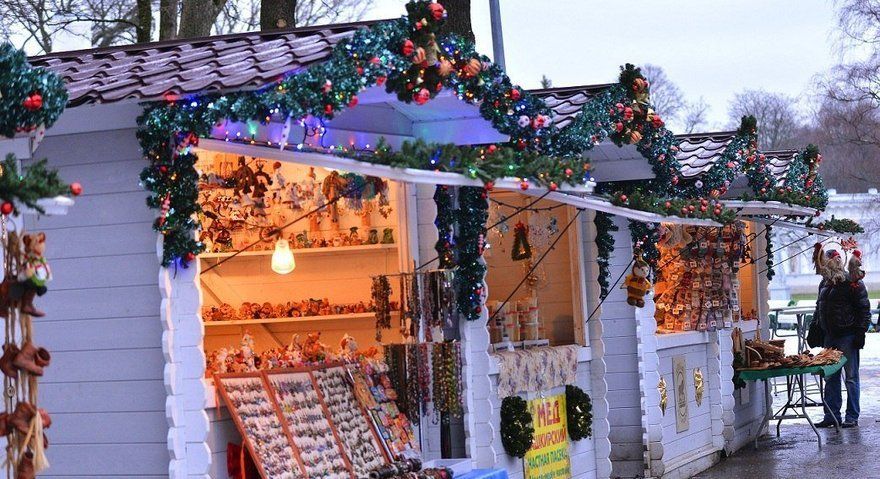 Каток среди леса, рождественские концерты в особняке, сверкающие ярмарки с запахом корицы и глинтвейна, атмосферные кафешки и умопомрачительные декорации улиц — вот они, атрибуты новогоднего Петербурга. Вы без напряга организуете себе насыщенную программу на праздники. Читайте статью Питер Online и сохраняйте 30 классных идей, куда пойти и на что посмотреть в зимние каникулы.