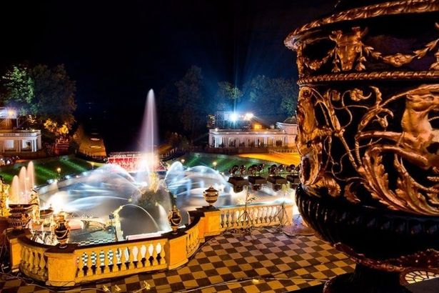 Фонтаны будут открыты для посещения вплоть до 16 октября. Затем их отключат до весны, а Нижний парк государственного музея-заповедника перейдет на зимний режим работы. Так что стоит поспешить.
