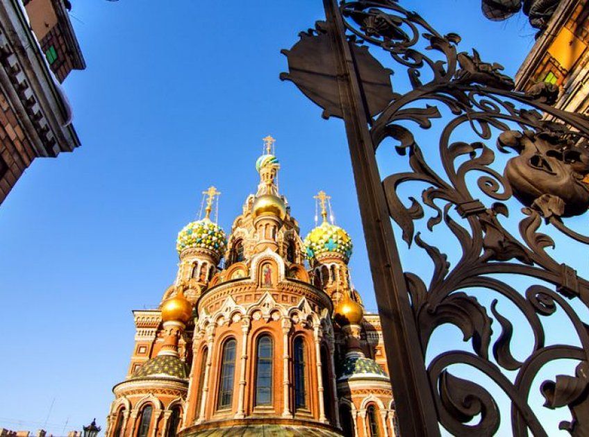 Величественный, девятиглавый храм, построенный в самом сердце Петербурга, по праву считается одной из главных достопримечательностей города. Но за нарядным мозаичным фасадом Спаса-на-Крови скрывается множество тайн, загадок и мистических совпадений, о которых петербуржцы и туристы даже не догадываются. Приоткрываем завесу над самыми интересными фактами о знаменитом соборе, чья история тесно переплетена с судьбой России.