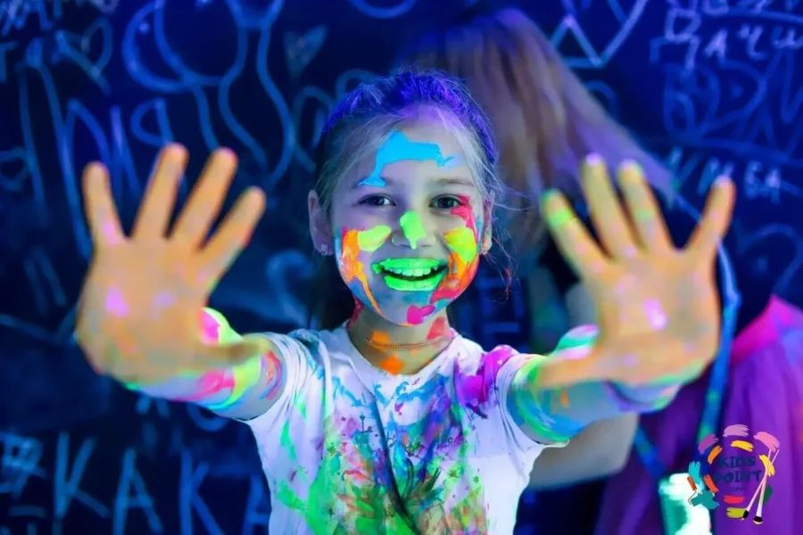 Kids Point - студия свободного рисования где дети могут рисовать на стенах