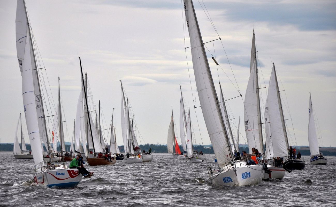 Юбилейная 30-я яхтенная гонка пройдет в Финском заливе 23 июня. В этом году событие обещает стать особо массовым — более 50 яхт будут бороться за традиционный приз:&nbsp;«Кубок Балтийца». При этом некоторые капитаны и рулевые приглашают принять участие в&nbsp;грандиозном парусном событии&nbsp;в составе экипажа всех желающих.&nbsp;
