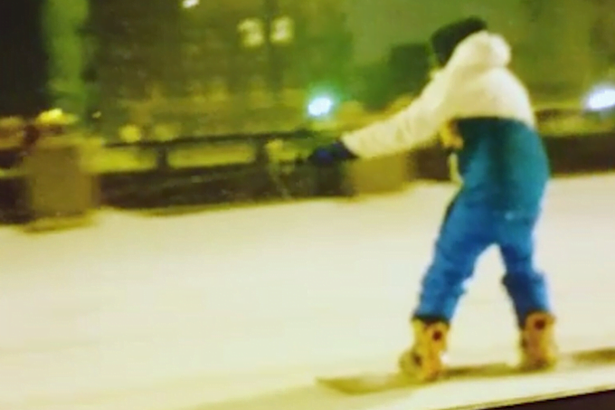 Наравне с внезапным появлением мороза и снегопада появились и первые экстремалы: петербуржцы превратили набережную Обводного канала в снежный склон.