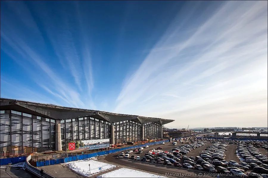 Внешний вид здания терминала Пулково-3 с отдельной парковкой