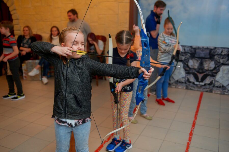 От создания фигурок из глины до изучения робототехники, от мастерства в живописи до секретов кулинарии – в городе на Неве дети могут погрузиться в увлекательный мир мастер-классов по самым разным направлениям, интересам и возрастам. Питер Online собрал 30 мастер-классов для детей в Санкт-Петербурге, которые не только помогут развить и раскрыть творческие способности, но и приобрести новые навыки, а главное – весело провести время и получить массу положительных эмоций.