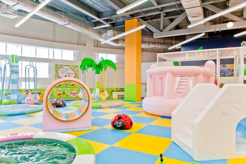 Парки аттракционов, интерактивные музеи, игровые центры, детские театры, кафе с анимацией, батутные парки и контактные зоопарки – куда сходить с ребенком в Петербурге? В подборке 114 мест для семейного отдыха.