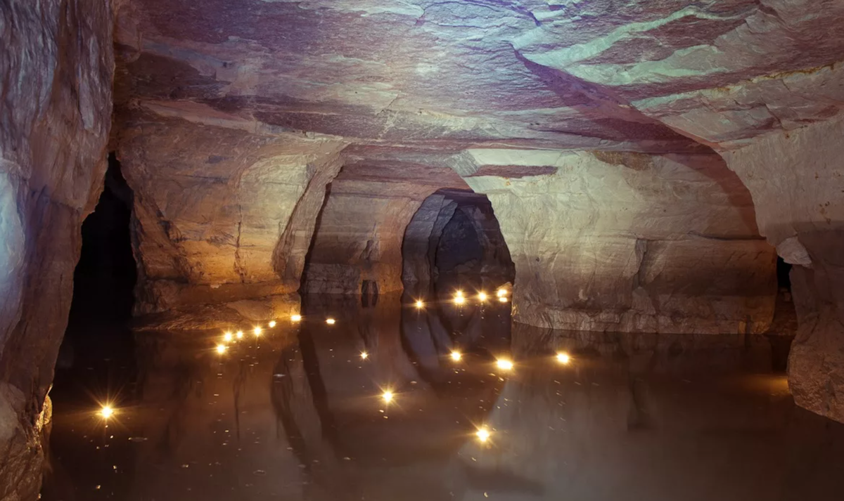 Танечкина пещера — уникальное подземное сооружение Ленинградской области, раскинувшееся на несколько километров вблизи древней крепости Старой Ладоги. Этот каменный лабиринт скрывает в себе не только историю стекольной промышленности, но и множество тайн, которые привлекают любителей спелеологии и эзотерики.