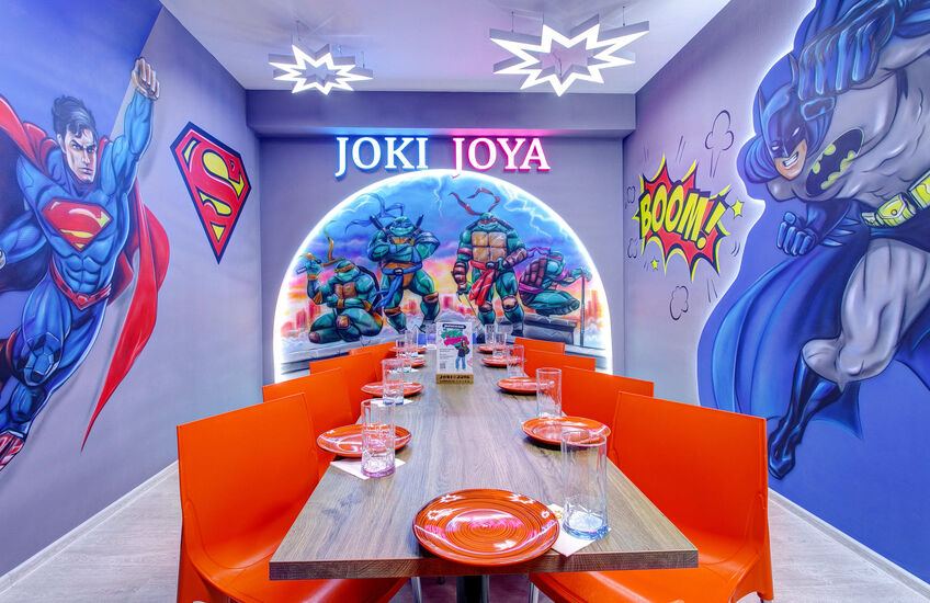 Красочный праздничный торт для детского дня рождения в Joki Joya с яркими тематическими украшениями