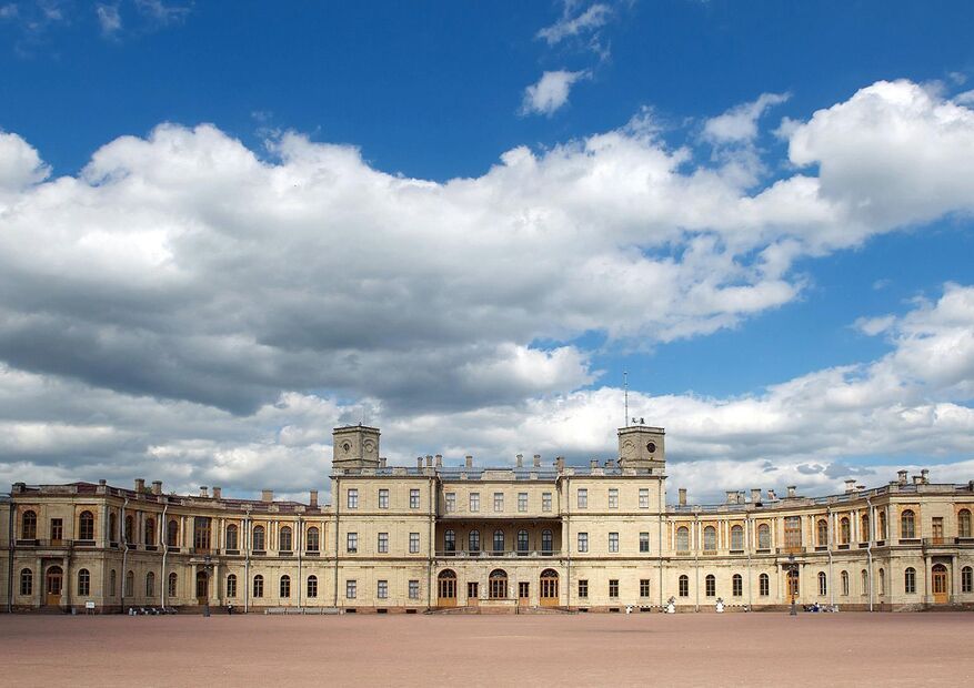 Величественный Гатчинский дворец с башнями и парком вокруг